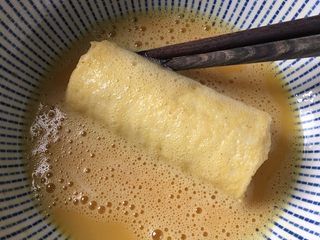 10、芝士吐司卷,放鸡蛋里滚下，表面包裹上蛋液