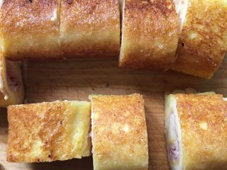 12、芝士吐司卷,用厨房纸吸干油后切块