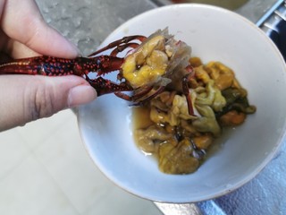 5、至尊豪华龙虾虾皇面,留虾腮部位，虾皇轻轻一扣就验证脱落出来了