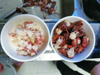 6、至尊豪华龙虾虾皇面,虾尾腌制、焯水3分钟捞出，去壳