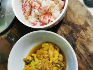 7、至尊豪华龙虾虾皇面,准备虾黄和虾尾。