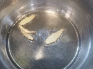 8、至尊豪华龙虾虾皇面,锅里放油，煸干姜片，捞出