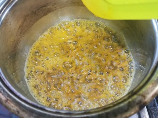 9、至尊豪华龙虾虾皇面,入虾黄炒出虾油，加一点盐