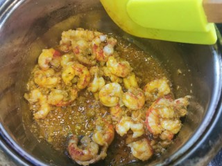 10、至尊豪华龙虾虾皇面,加虾，调味放生抽蚝油，盐，鸡精。放入少许水闷煮