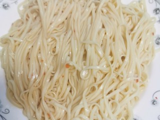 12、至尊豪华龙虾虾皇面,将面条拌好