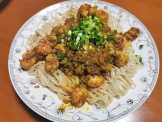 13、至尊豪华龙虾虾皇面,码上煮好的码子，撒上葱花出锅~