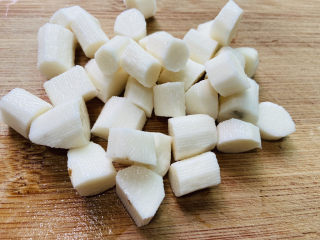 2、山药枸杞粥,山药洗净去皮切小块