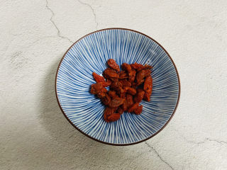 3、山药枸杞粥,枸杞清洗干净泡软备用