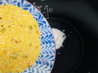 5、山药枸杞粥,小米淘洗一下放入电压力锅内胆中