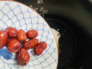 6、山药枸杞粥,红枣洗净倒入电压力锅内胆中