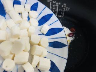 7、山药枸杞粥,倒入山药