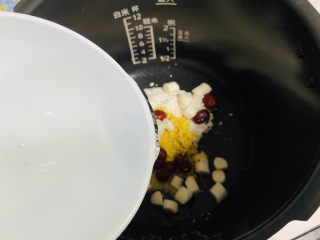 8、山药枸杞粥,加入饮用水