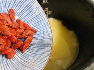 12、山药枸杞粥,倒入枸杞，盖上盖子焖两分钟
