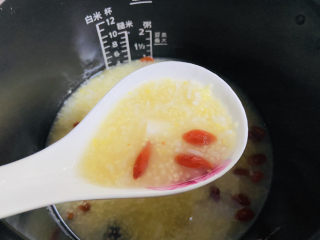 13、山药枸杞粥,搅拌均匀