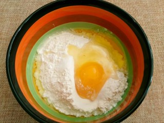 2、千层葱油饼,磕入一个鸡蛋。