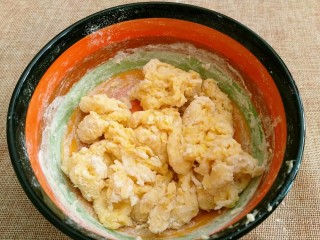 3、千层葱油饼,然后慢慢添水搅拌成絮状。