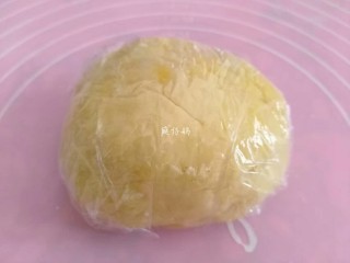4、千层葱油饼,然后揉成团，用保鲜膜盖住醒半小时。