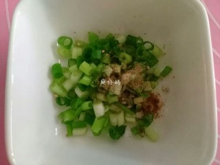 5、千层葱油饼,香葱切碎，加适量胡椒粉搅拌均匀。