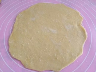 6、千层葱油饼,半小时后取一个饼的量擀圆，均匀撒上食盐。