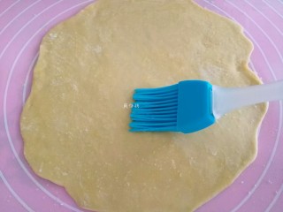 7、千层葱油饼,用刷子刷层食用油。