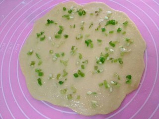 8、千层葱油饼,再撒上一层葱花。
