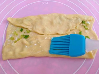 9、千层葱油饼,然后对折，刷层油。