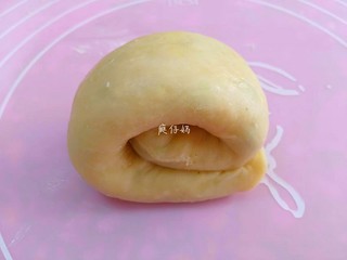 11、千层葱油饼,最后折成一条卷起，用保鲜膜盖10分钟。