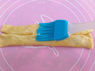 10、千层葱油饼,再对折，刷层油。