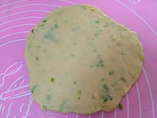12、千层葱油饼,擀成饼。