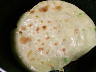 13、千层葱油饼,锅中刷层油，盖上盖子，前至两面金黄熟透即可。