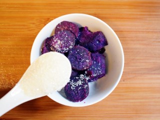 4、紫薯山药糯米饼（微笑饼）,将紫薯去皮，装小碗，并放一勺白糖。