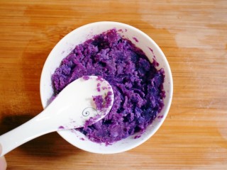 5、紫薯山药糯米饼（微笑饼）,用勺子将紫薯捣碎，使得白糖与紫薯充分混合，紫薯泥就做好了。