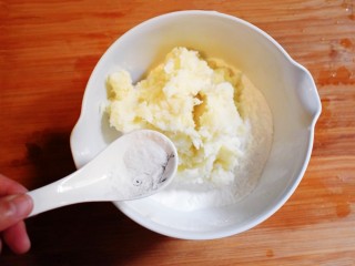 9、紫薯山药糯米饼（微笑饼）,将山药泥加入糯米粉中，并放少许的食盐。