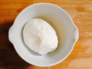 10、紫薯山药糯米饼（微笑饼）,加清水，揉成光滑成型的面团。