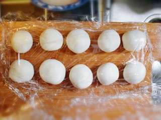 11、紫薯山药糯米饼（微笑饼）,将山药糯米团分成十个大小剂子，并用保鲜膜盖住，避免水分蒸发。