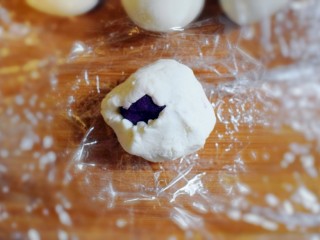 13、紫薯山药糯米饼（微笑饼）,将紫薯泥团子裹在里面，并封口。