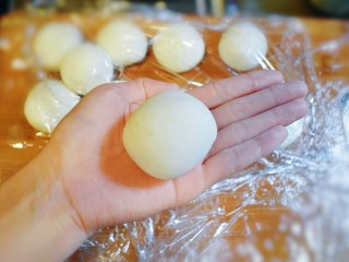 14、紫薯山药糯米饼（微笑饼）,用手揉成光滑的团子。
