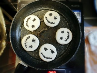 18、紫薯山药糯米饼（微笑饼）,平底锅热油（可以多放一些），放入糯米饼。