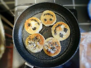 19、紫薯山药糯米饼（微笑饼）,小火慢煎至两面金黄。