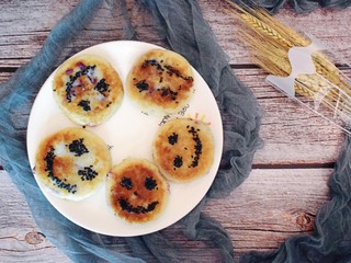 20、紫薯山药糯米饼（微笑饼）,出锅装盘。