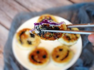 22、紫薯山药糯米饼（微笑饼）,开吃喽——咬一口，香甜软糯！