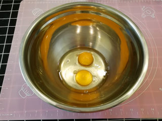 3、海绵小蛋糕,先把鸡蛋打入打蛋盆