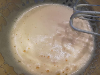 5、海绵小蛋糕,用电动打蛋器持续搅打到,蛋糊滴落,会有明显的痕迹,停留数秒不消失,也可以插入一根牙签,不倒,那就代表已经打发好了