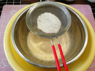 6、海绵小蛋糕,筛入面粉