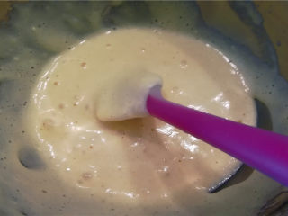 7、海绵小蛋糕,将面粉和蛋糊用硅胶铲翻拌均匀