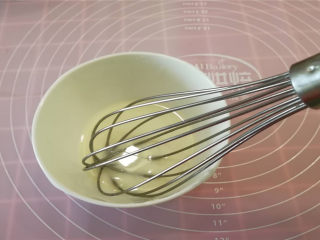 8、海绵小蛋糕,把玉米油和牛奶混合,用手动打蛋器搅打均匀,不要出现水油分离