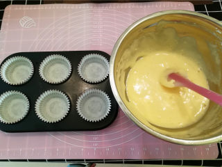 10、海绵小蛋糕,把面糊倒入模具