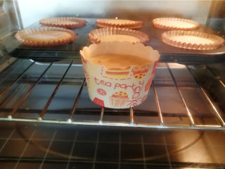 11、海绵小蛋糕,烤箱预热150度,放烤箱里烘烤10分钟