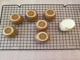 12、海绵小蛋糕,烘烤完成,将杯子倒扣在架子上,放凉