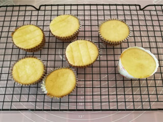 13、海绵小蛋糕,大功告成,看,既没有开裂也没有回缩,表面非常平整,完美